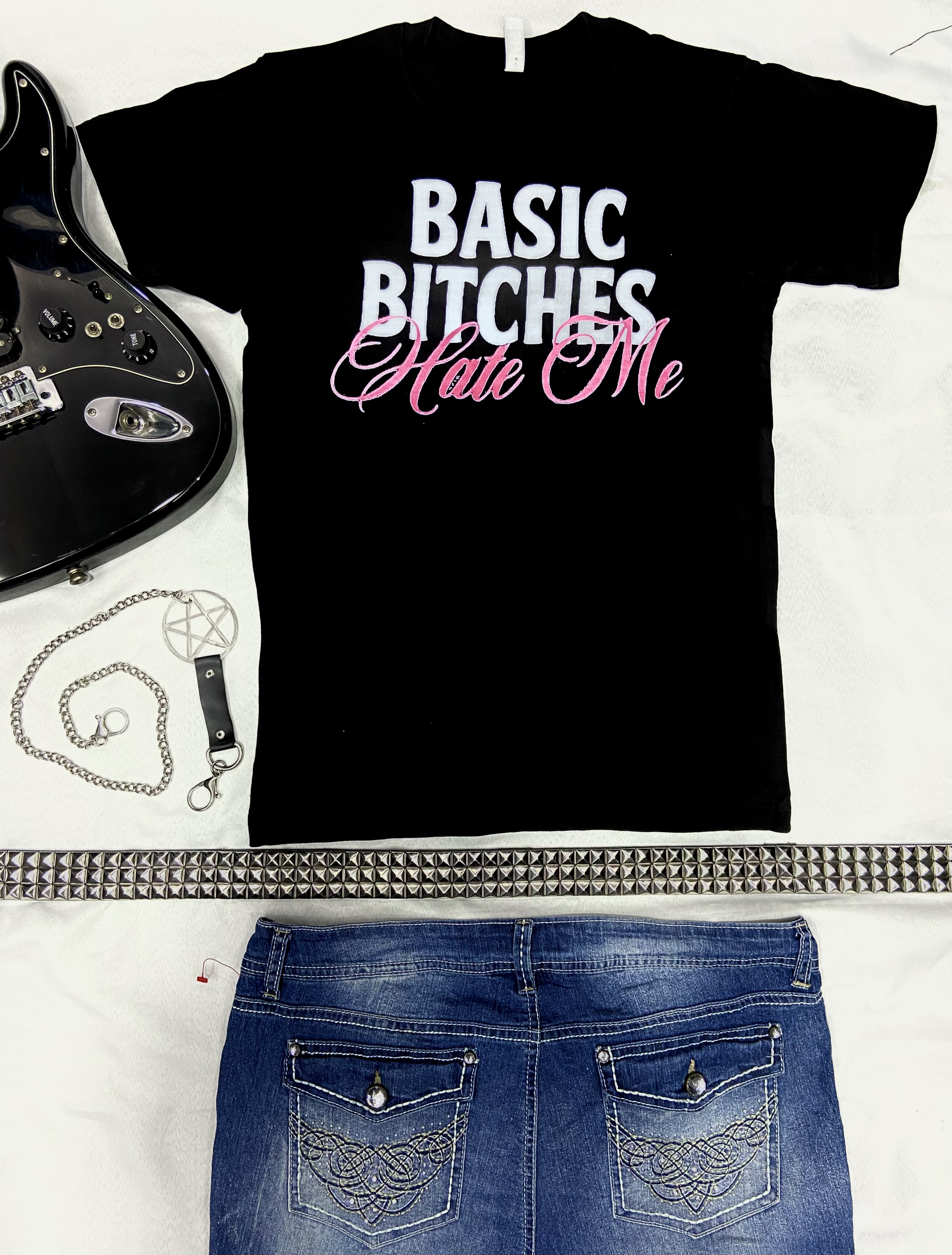 تیشرت Basic bitches hate me (ایمو گاثیک)